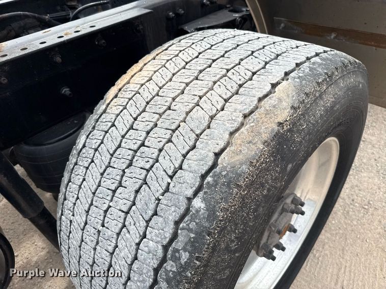 image for item EJ4583 2022 Kenworth T680 semi truck