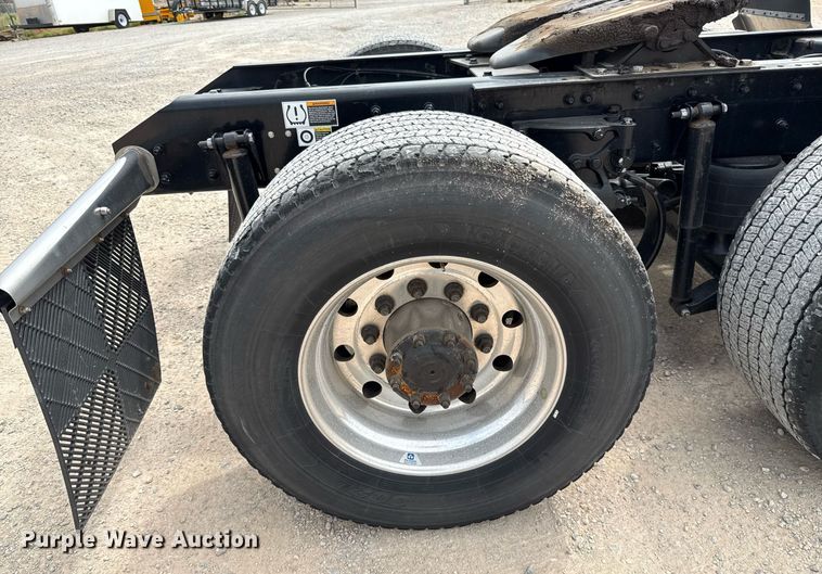 image for item EJ4583 2022 Kenworth T680 semi truck