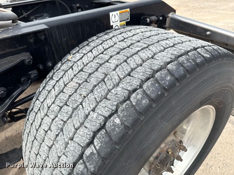 image for item EJ4583 2022 Kenworth T680 semi truck