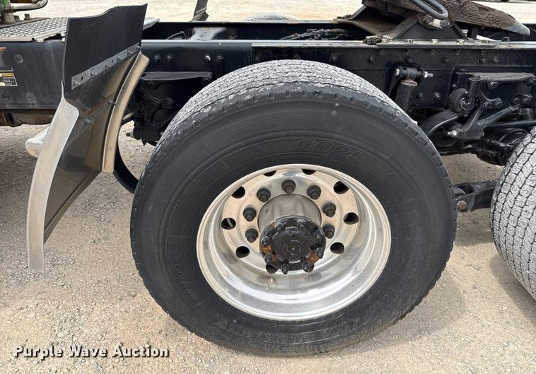 image for item EJ4583 2022 Kenworth T680 semi truck