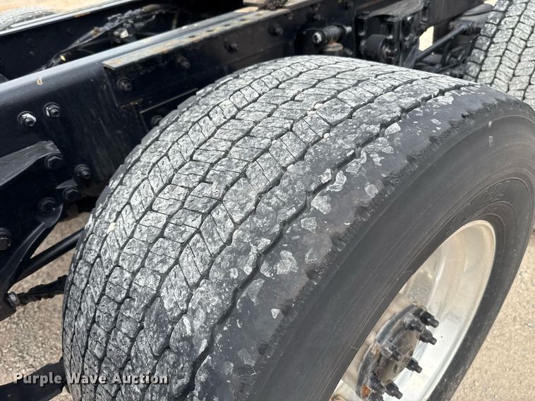 image for item EJ4583 2022 Kenworth T680 semi truck