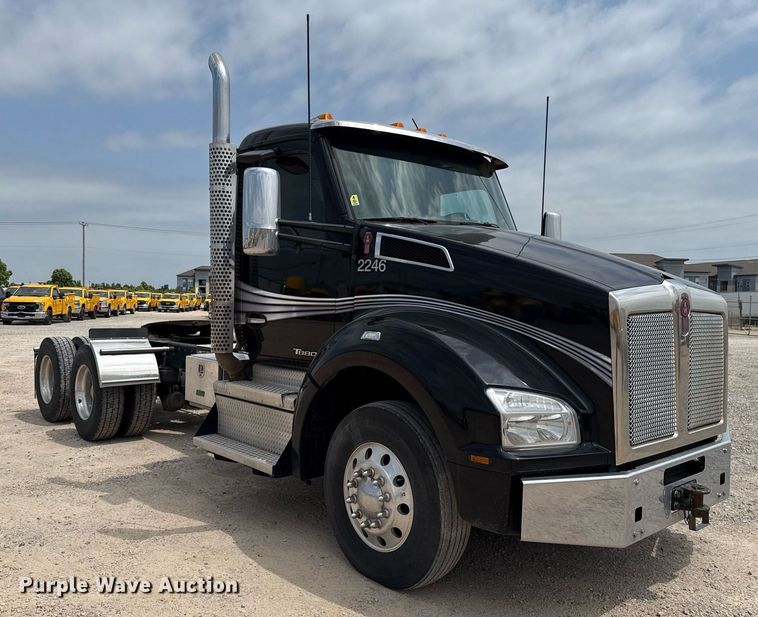 image for item EJ4584 2020 Kenworth T880 semi truck
