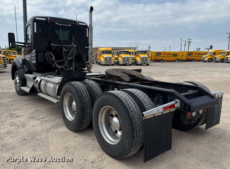 image for item EJ4584 2020 Kenworth T880 semi truck