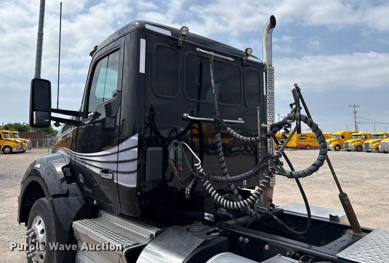 image for item EJ4584 2020 Kenworth T880 semi truck