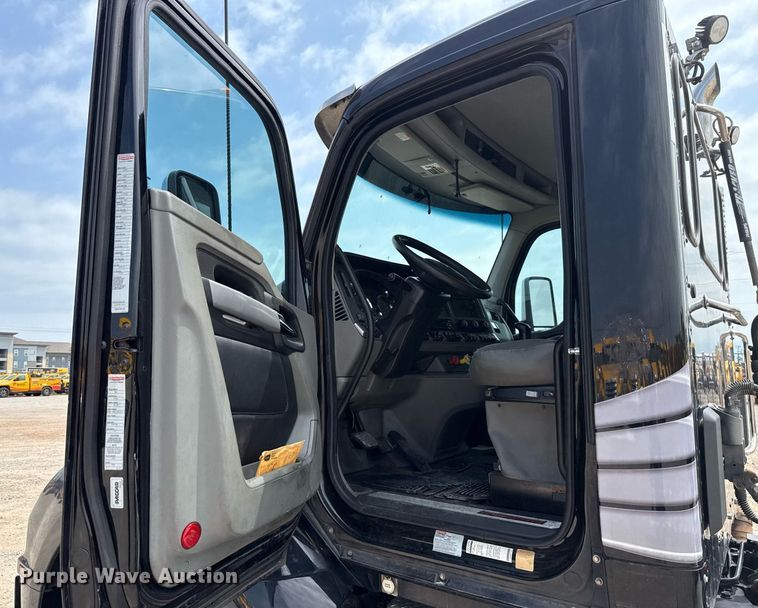 image for item EJ4584 2020 Kenworth T880 semi truck