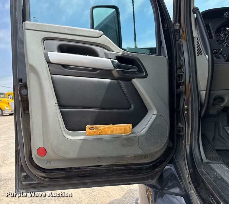 image for item EJ4584 2020 Kenworth T880 semi truck