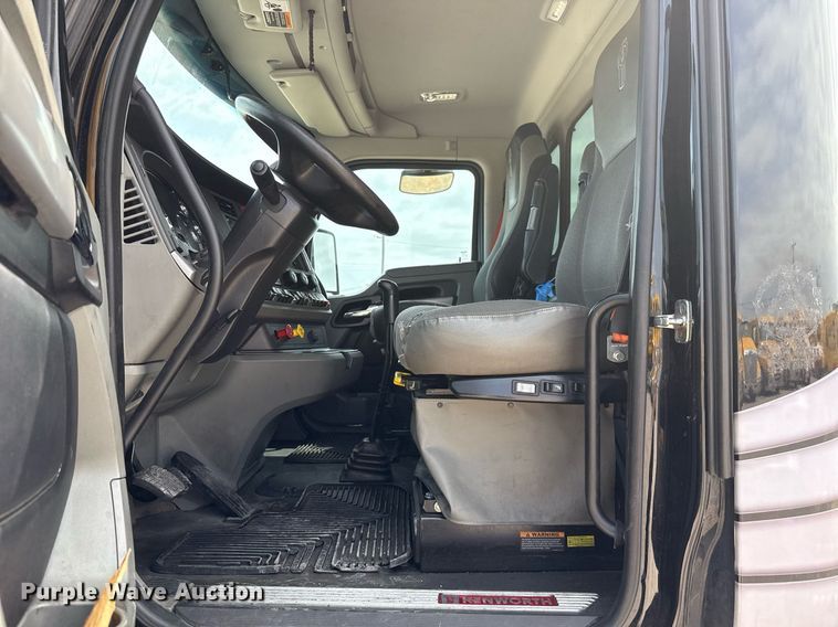 image for item EJ4584 2020 Kenworth T880 semi truck