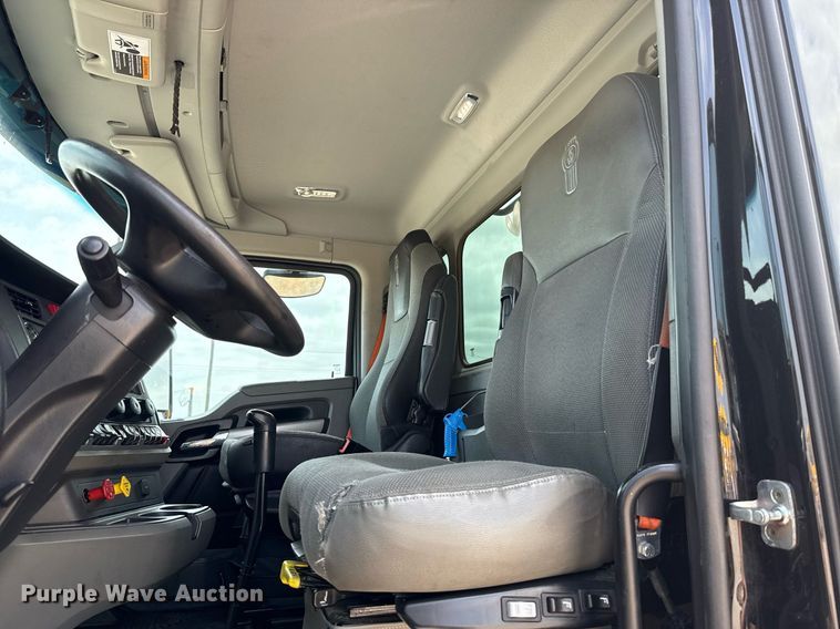 image for item EJ4584 2020 Kenworth T880 semi truck