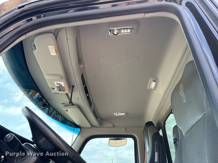 image for item EJ4584 2020 Kenworth T880 semi truck