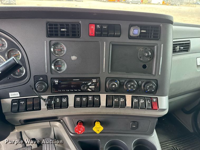image for item EJ4584 2020 Kenworth T880 semi truck