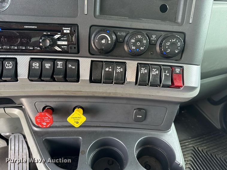 image for item EJ4584 2020 Kenworth T880 semi truck