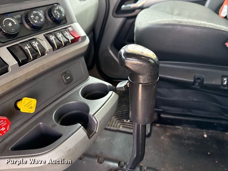 image for item EJ4584 2020 Kenworth T880 semi truck