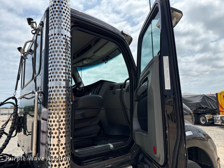 image for item EJ4584 2020 Kenworth T880 semi truck