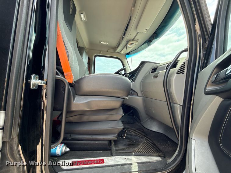 image for item EJ4584 2020 Kenworth T880 semi truck