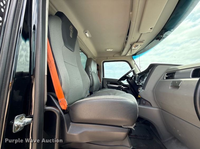 image for item EJ4584 2020 Kenworth T880 semi truck