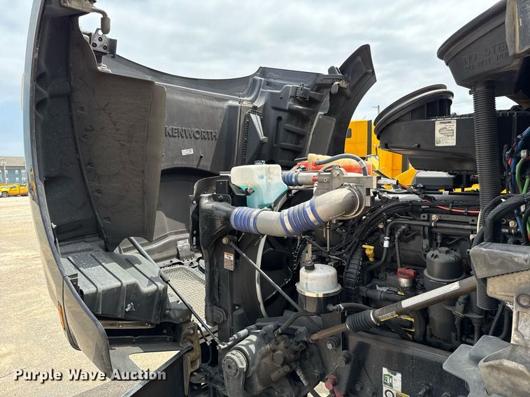 image for item EJ4584 2020 Kenworth T880 semi truck
