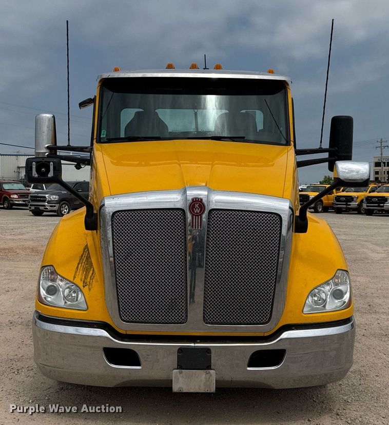 image for item EJ4585 2021 Kenworth T680 semi truck