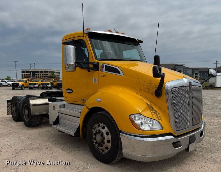 image for item EJ4585 2021 Kenworth T680 semi truck