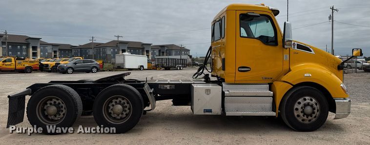image for item EJ4585 2021 Kenworth T680 semi truck