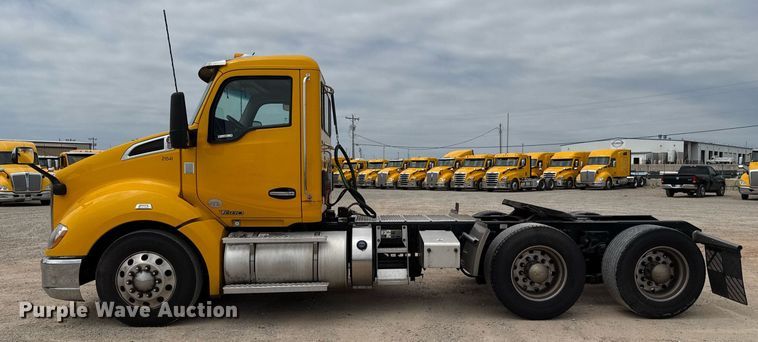 image for item EJ4585 2021 Kenworth T680 semi truck