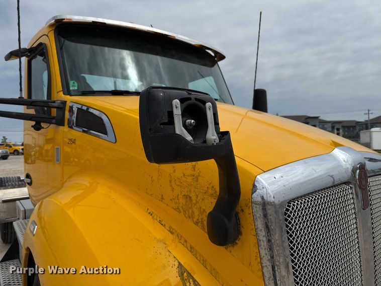 image for item EJ4585 2021 Kenworth T680 semi truck
