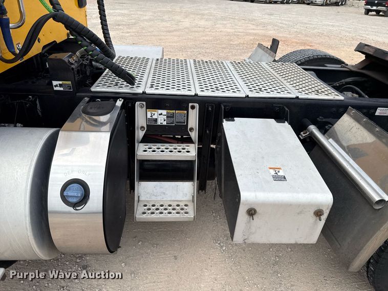 image for item EJ4585 2021 Kenworth T680 semi truck