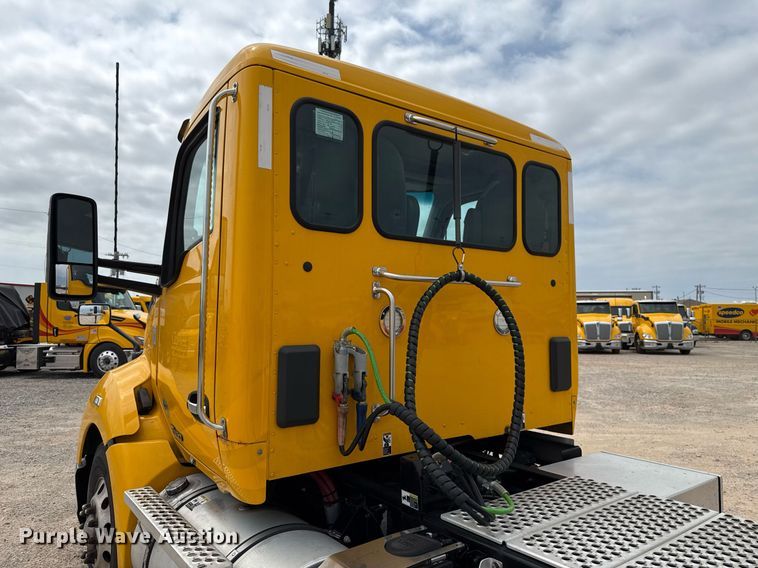 image for item EJ4585 2021 Kenworth T680 semi truck