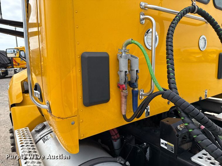 image for item EJ4585 2021 Kenworth T680 semi truck