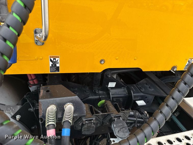 image for item EJ4585 2021 Kenworth T680 semi truck