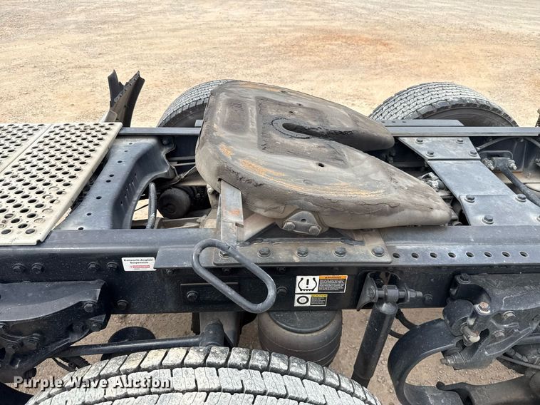 image for item EJ4585 2021 Kenworth T680 semi truck