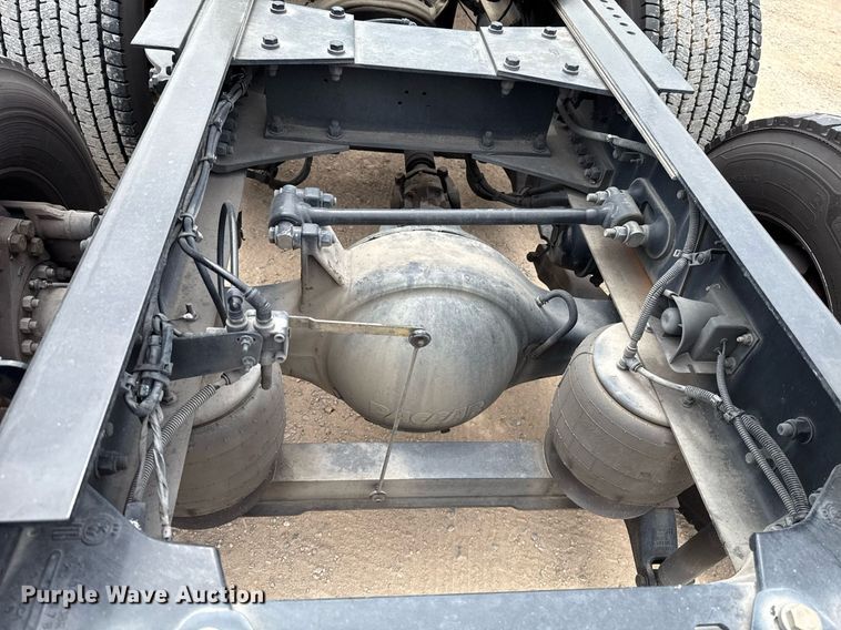 image for item EJ4585 2021 Kenworth T680 semi truck