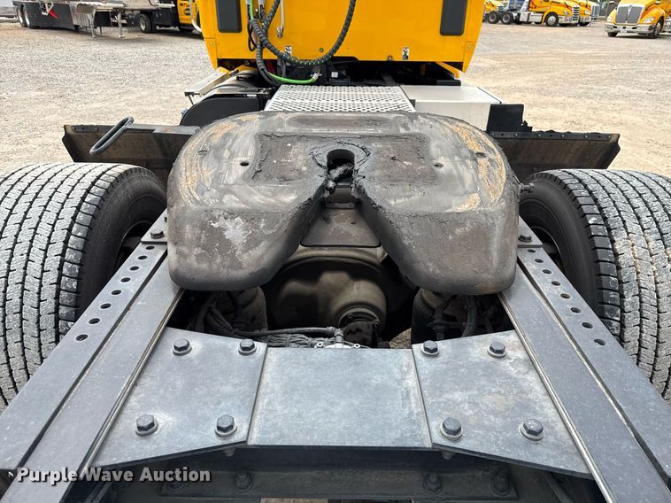 image for item EJ4585 2021 Kenworth T680 semi truck