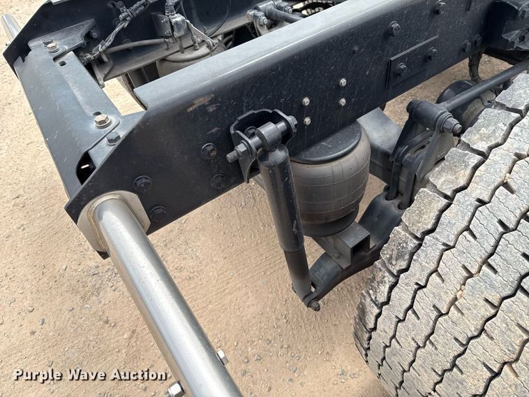 image for item EJ4585 2021 Kenworth T680 semi truck