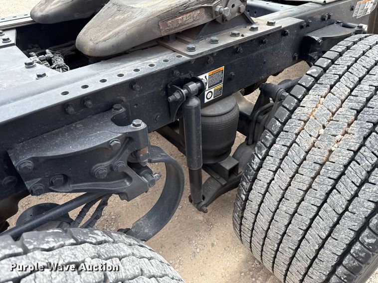 image for item EJ4585 2021 Kenworth T680 semi truck