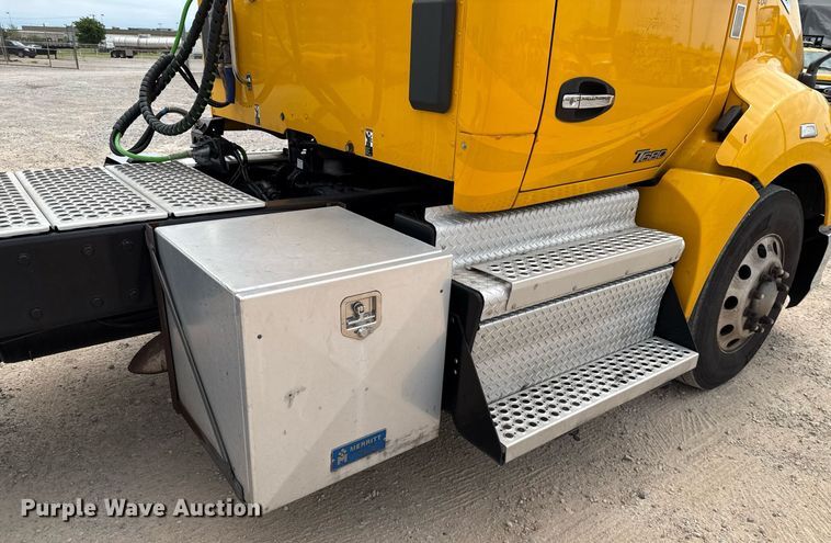 image for item EJ4585 2021 Kenworth T680 semi truck