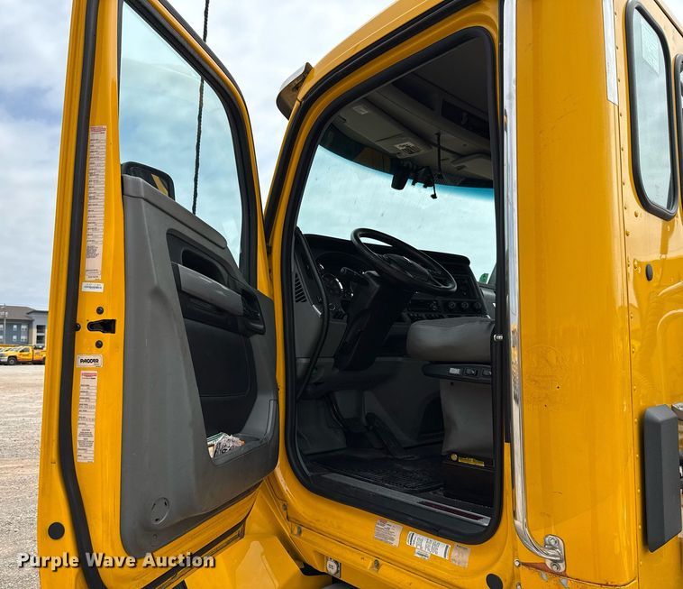 image for item EJ4585 2021 Kenworth T680 semi truck