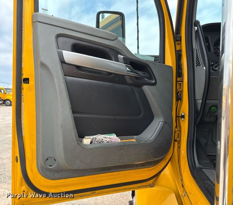 image for item EJ4585 2021 Kenworth T680 semi truck