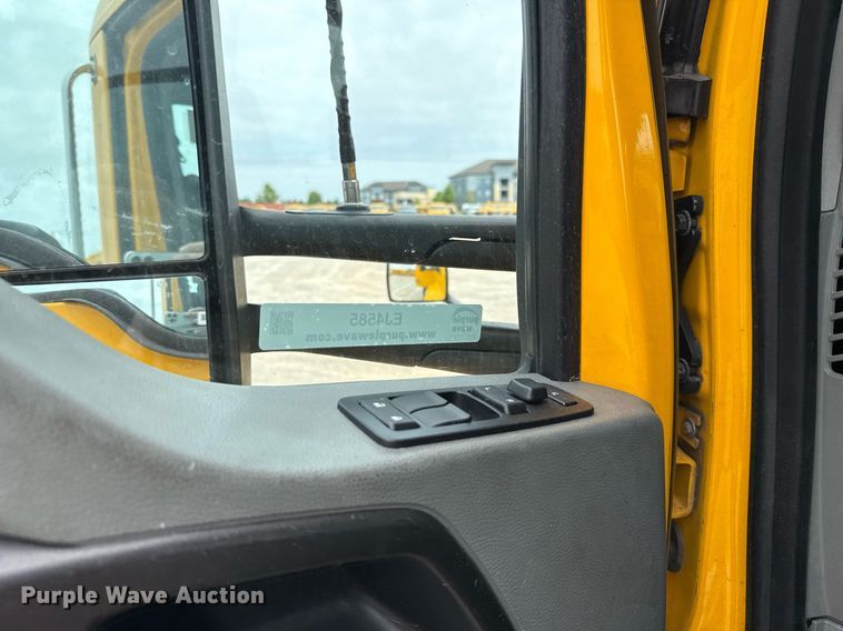 image for item EJ4585 2021 Kenworth T680 semi truck