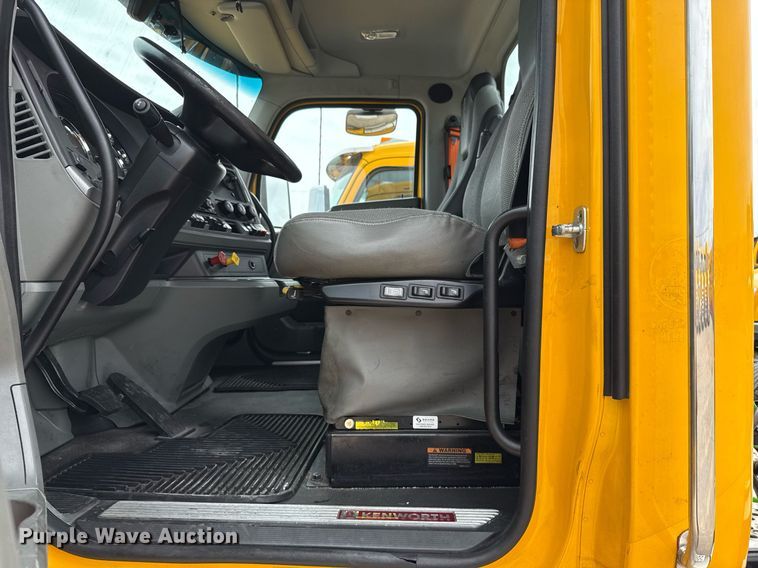 image for item EJ4585 2021 Kenworth T680 semi truck