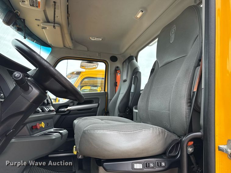 image for item EJ4585 2021 Kenworth T680 semi truck