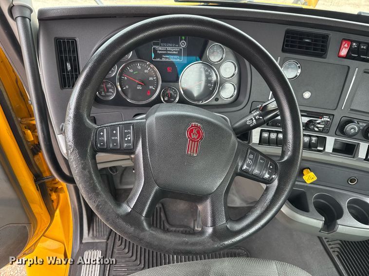 image for item EJ4585 2021 Kenworth T680 semi truck