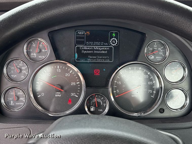 image for item EJ4585 2021 Kenworth T680 semi truck