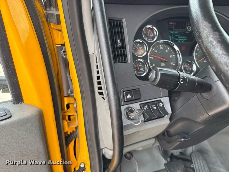 image for item EJ4585 2021 Kenworth T680 semi truck