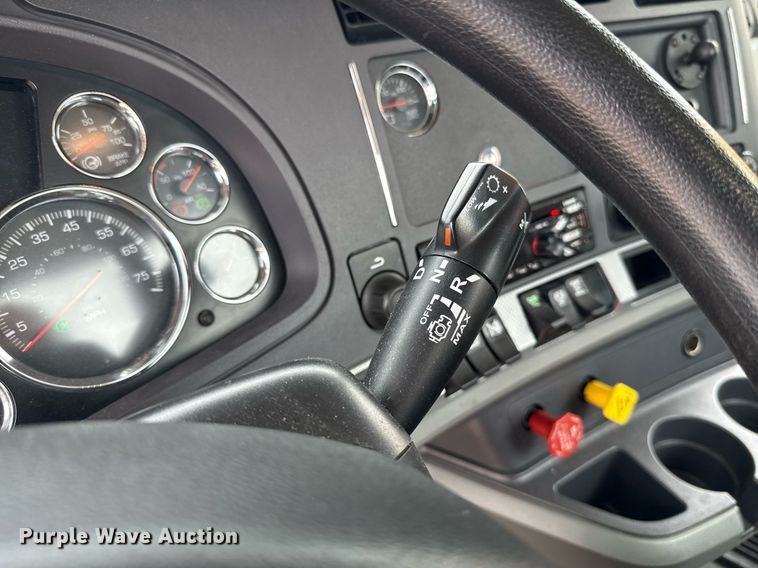 image for item EJ4585 2021 Kenworth T680 semi truck