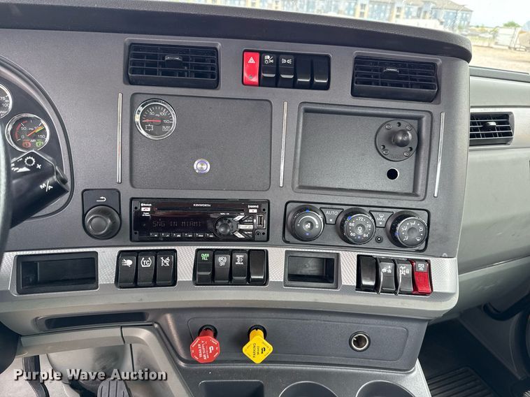 image for item EJ4585 2021 Kenworth T680 semi truck