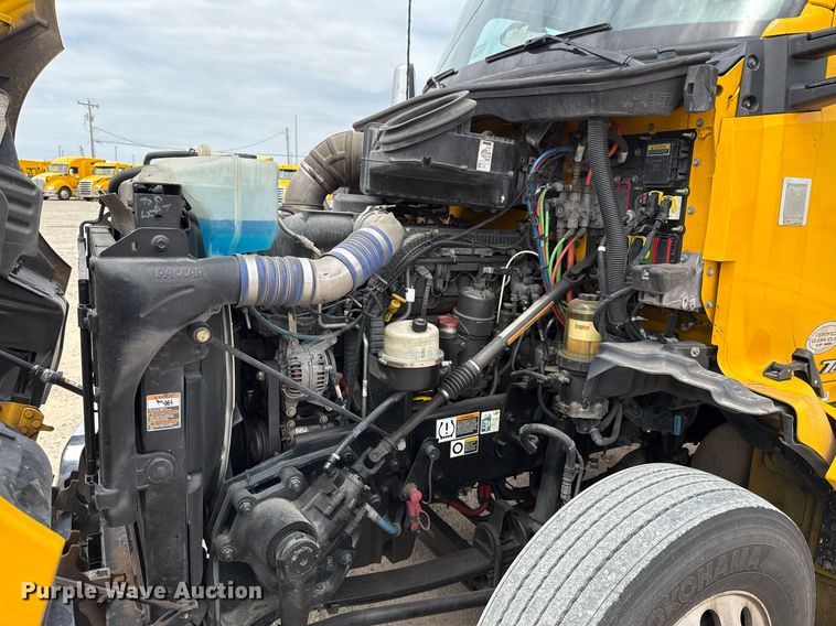 image for item EJ4585 2021 Kenworth T680 semi truck