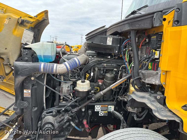 image for item EJ4585 2021 Kenworth T680 semi truck