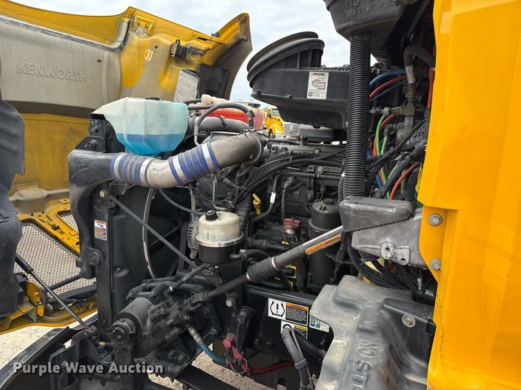 image for item EJ4585 2021 Kenworth T680 semi truck