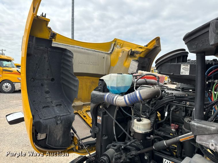 image for item EJ4585 2021 Kenworth T680 semi truck