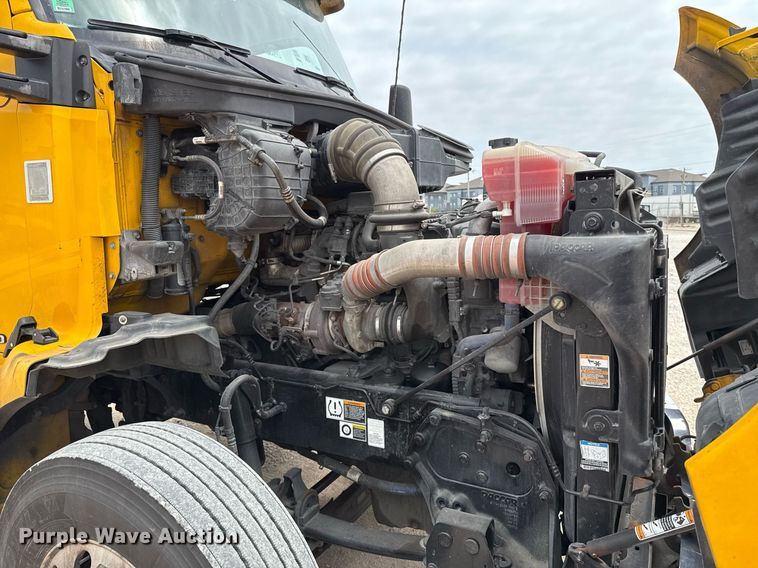 image for item EJ4585 2021 Kenworth T680 semi truck